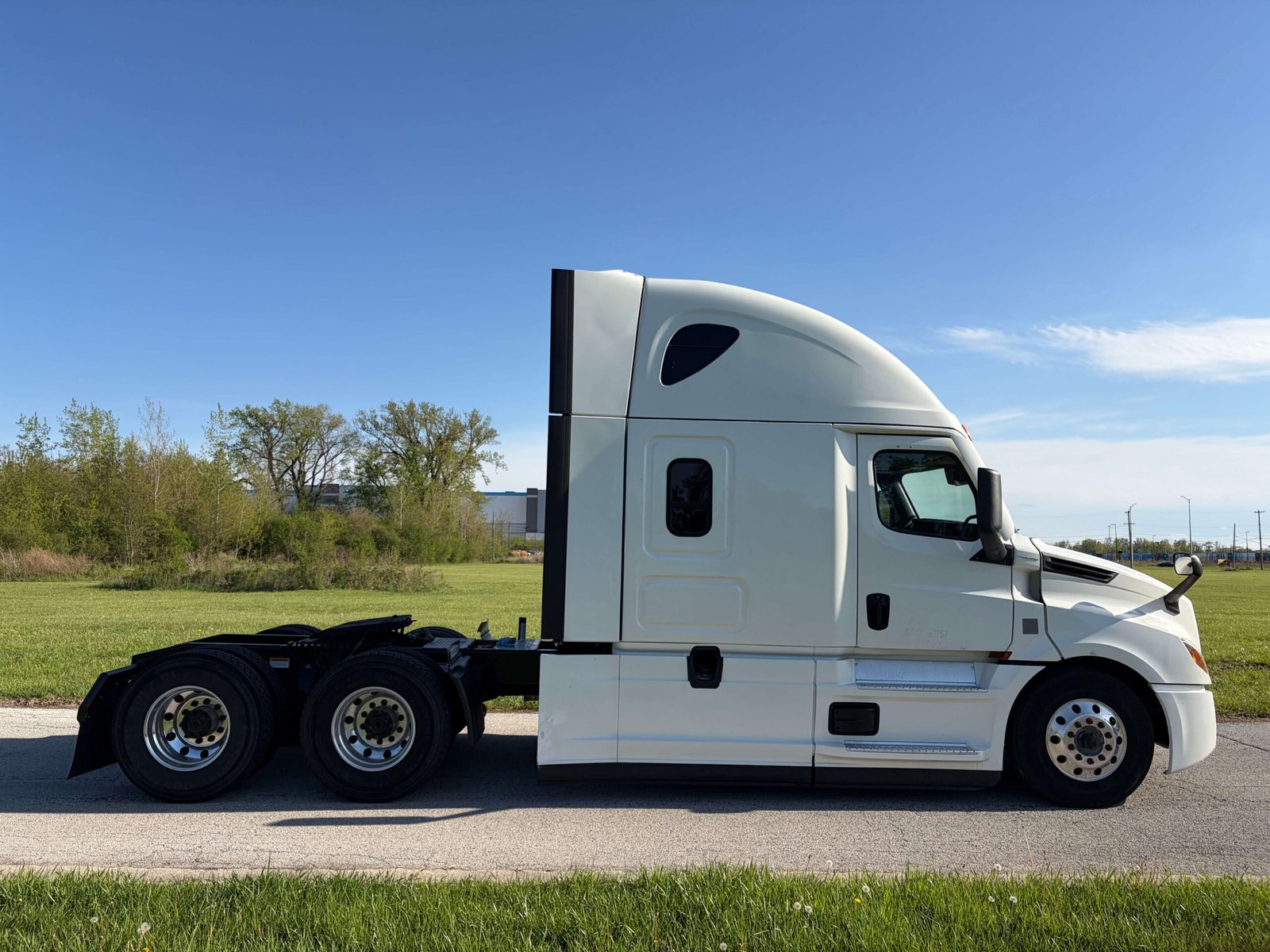 
								2022 Freightliner Cascadia full									
