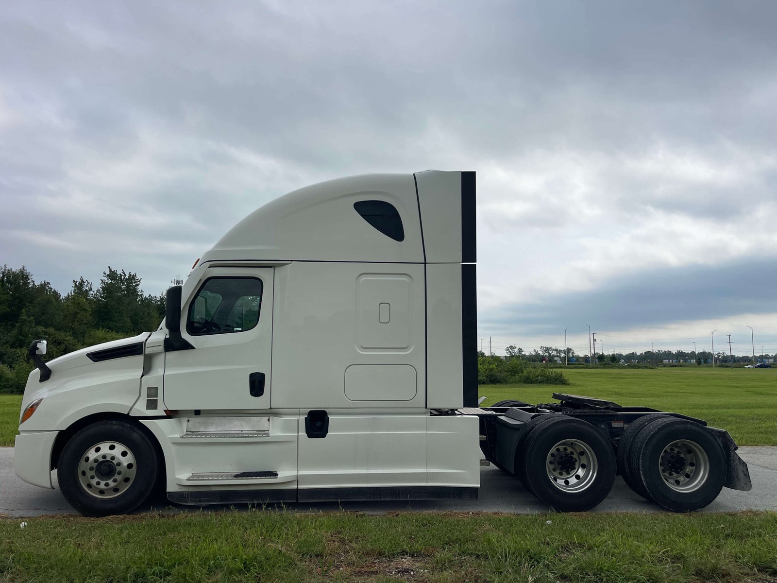 
								2022 Freightliner Cascadia 126 full									