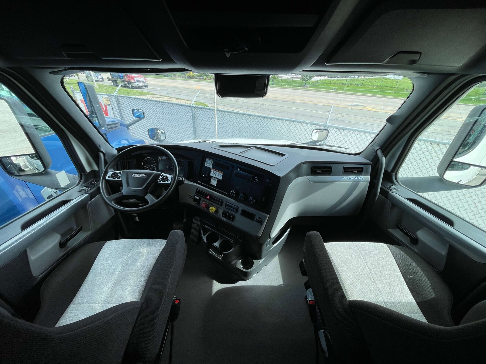 
								2022 Freightliner Cascadia 126 full									