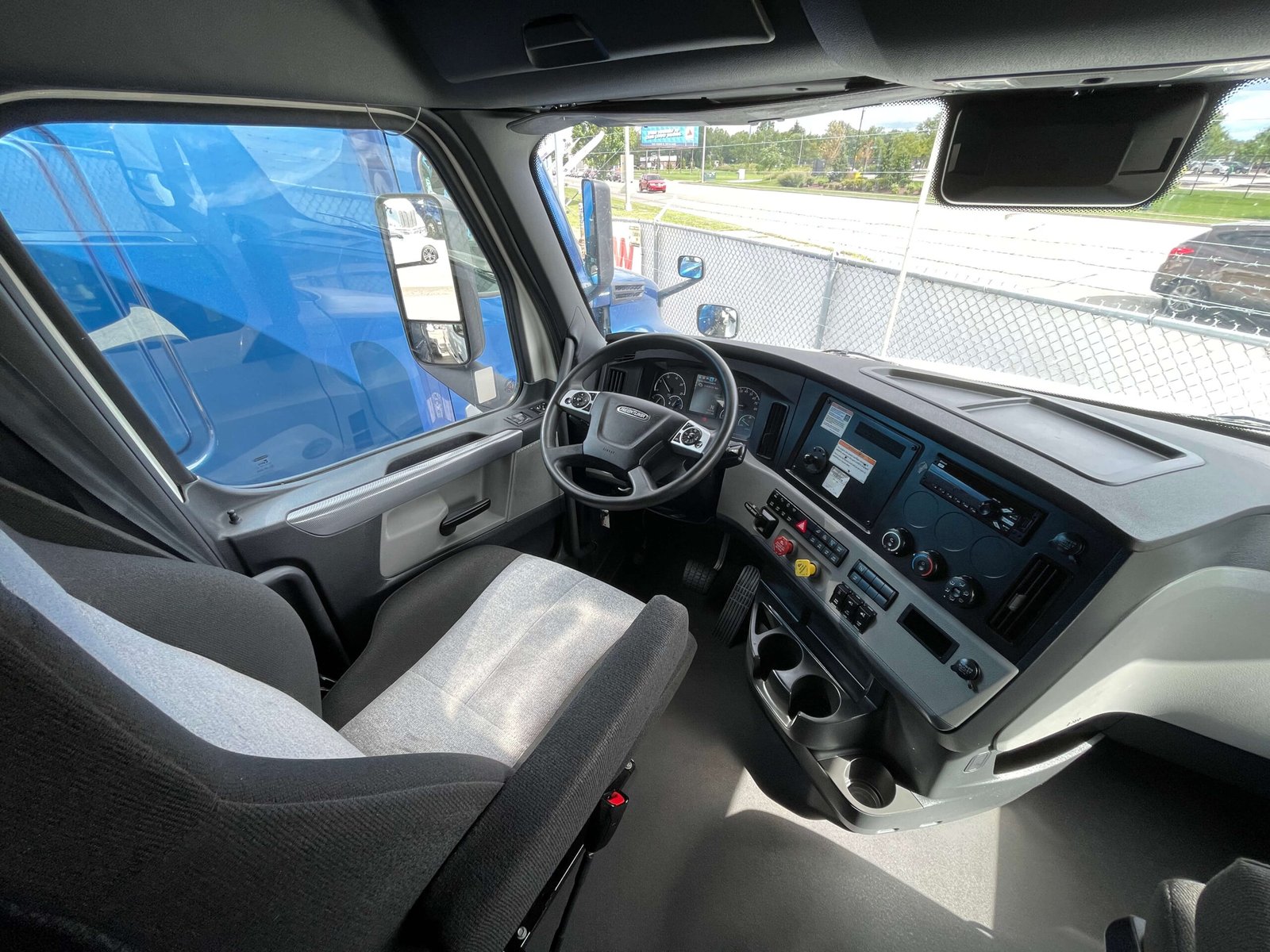 
								2022 Freightliner Cascadia 126 full									