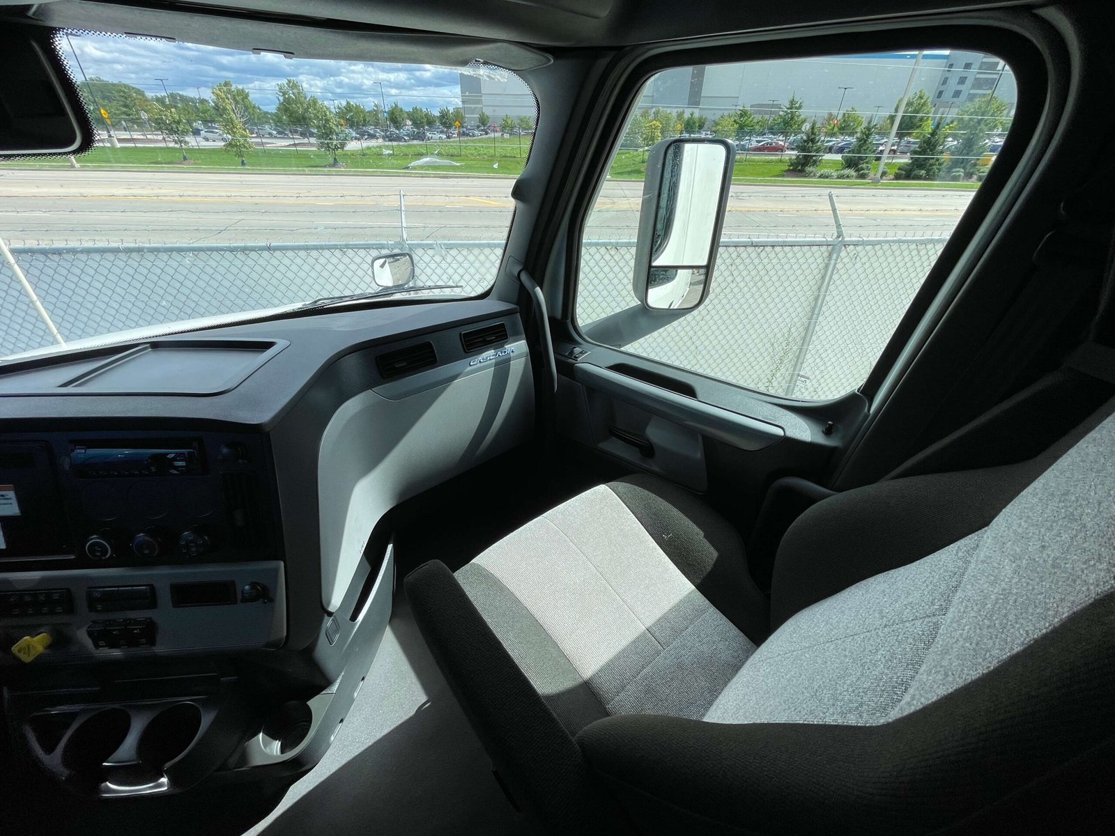 
								2022 Freightliner Cascadia 126 full									