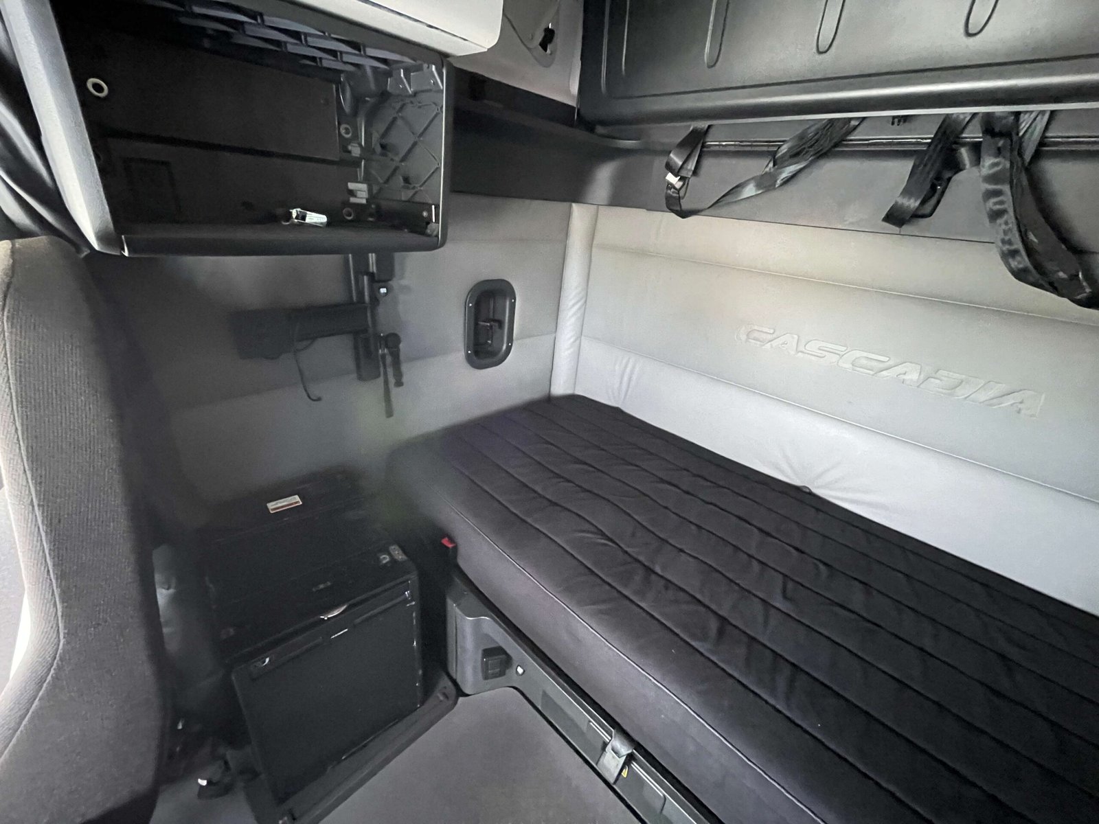 
								2022 Freightliner Cascadia 126 full									