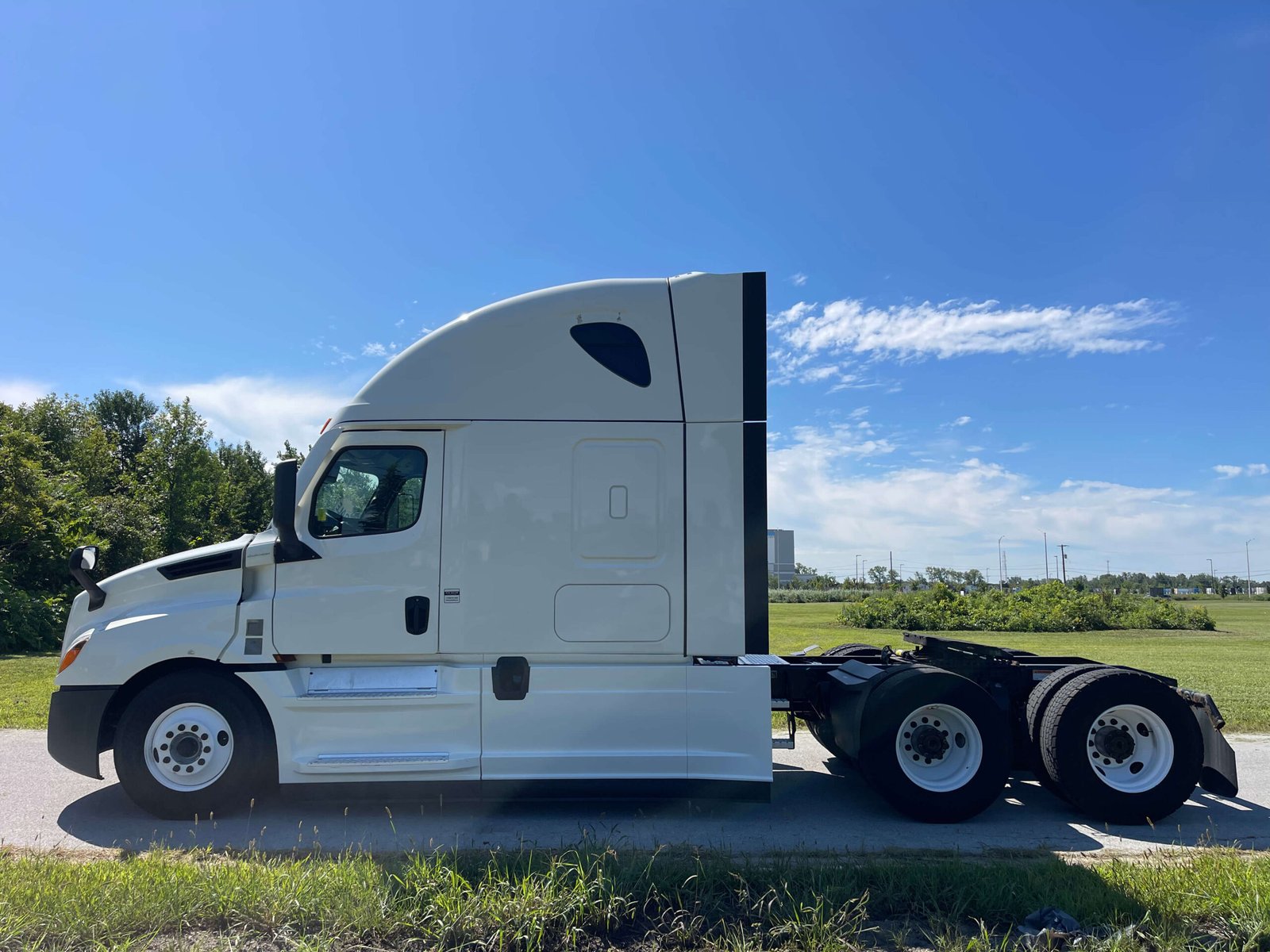 
								2022 Freightliner Cascadia 126 full									