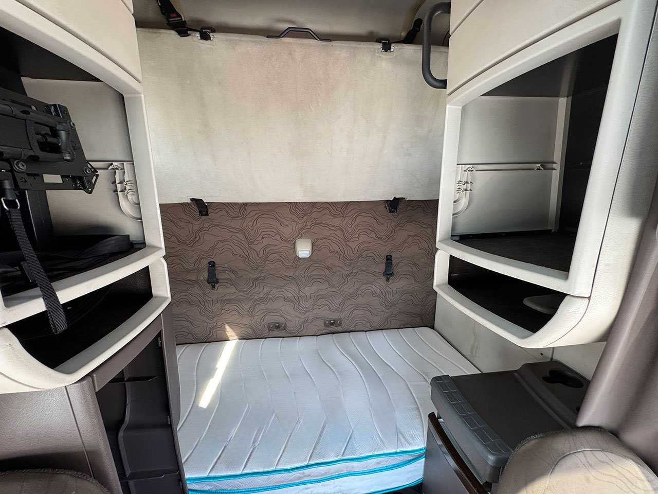 
								2016 Volvo VNL670 full									