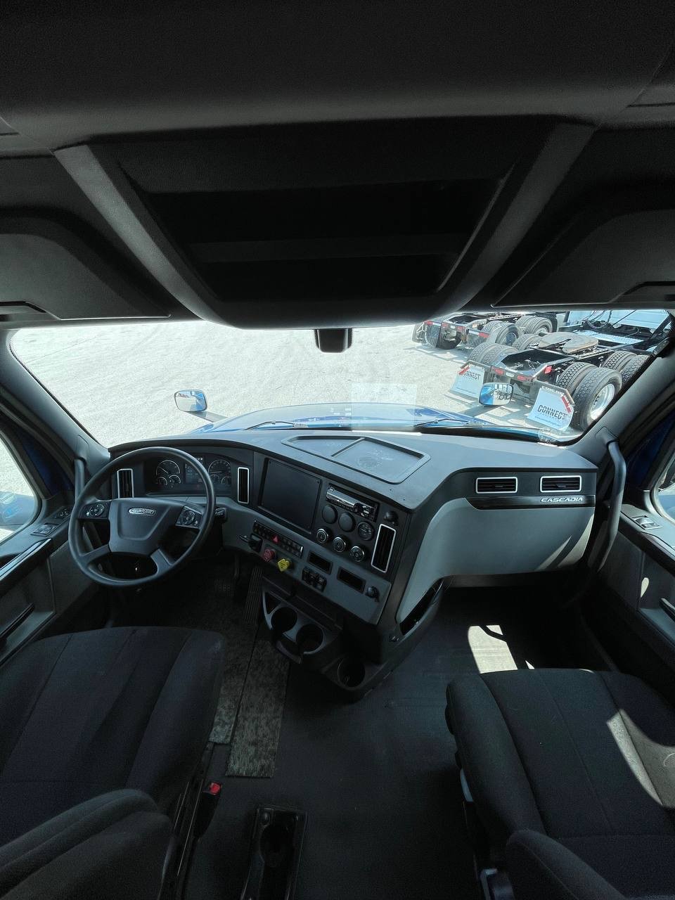 
								2020 Freightliner Cascadia full									