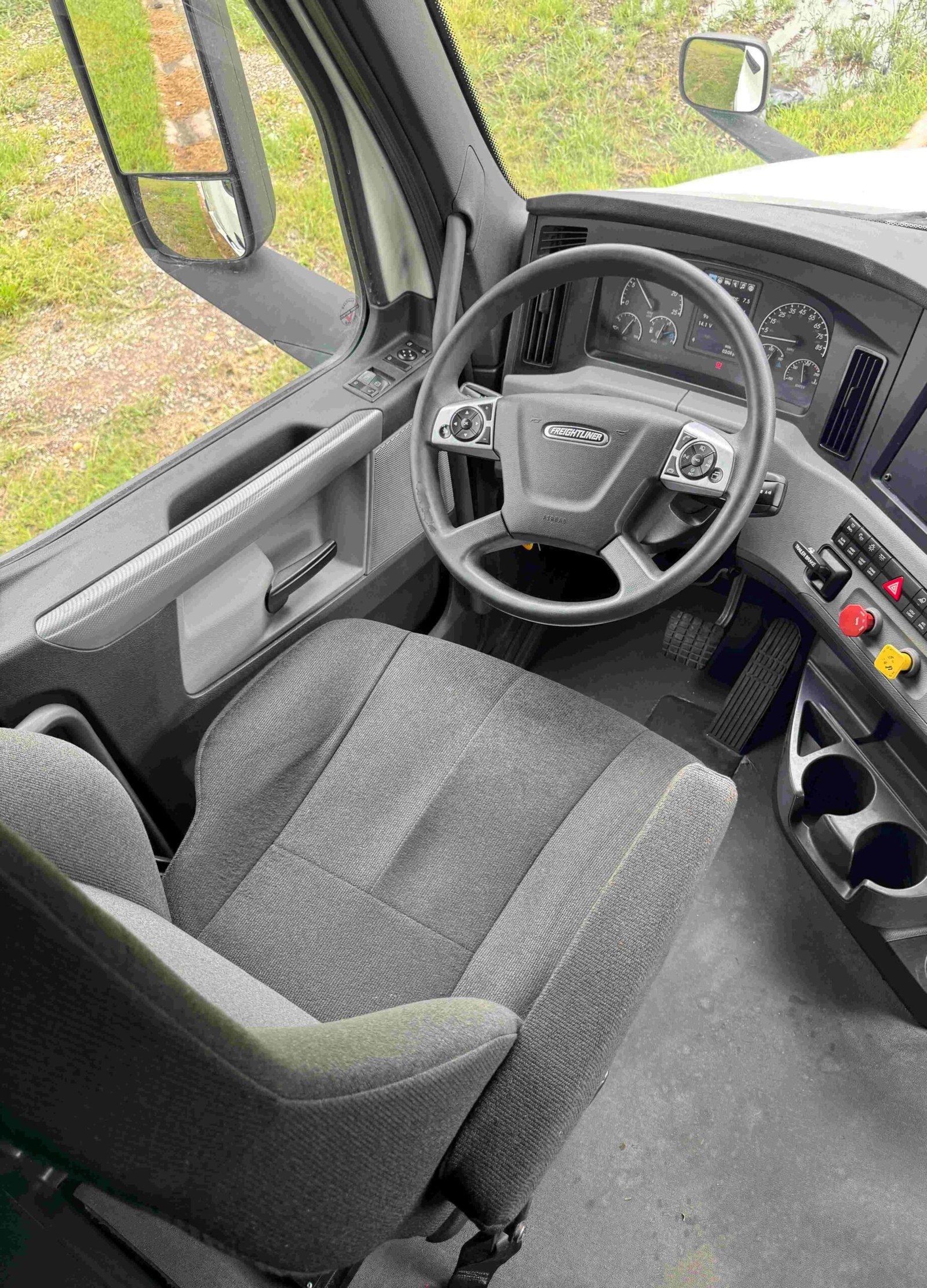 
								2023 Freightliner Cascadia 126 full									