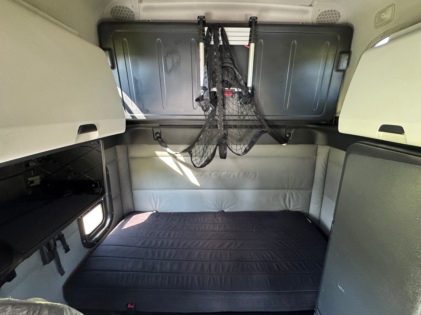 
								2022 Freightliner Cascadia 126 full									