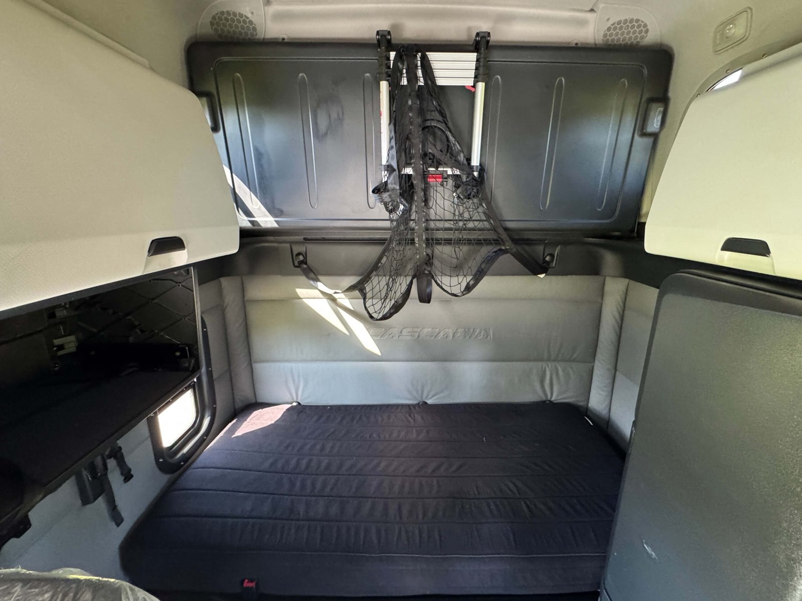
								2022 Freightliner Cascadia 126 full									