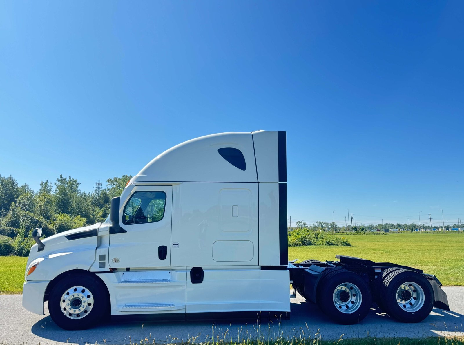
								2023 Freightliner Cascadia 126 full									