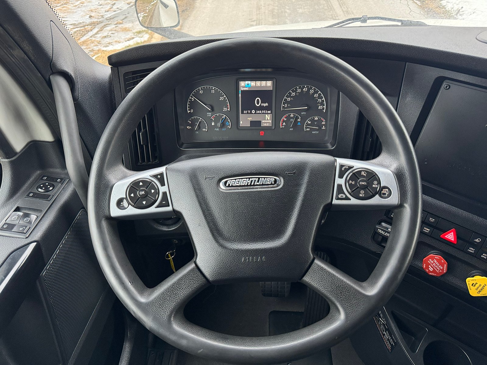 
								2023 Freightliner Cascadia 126 full									