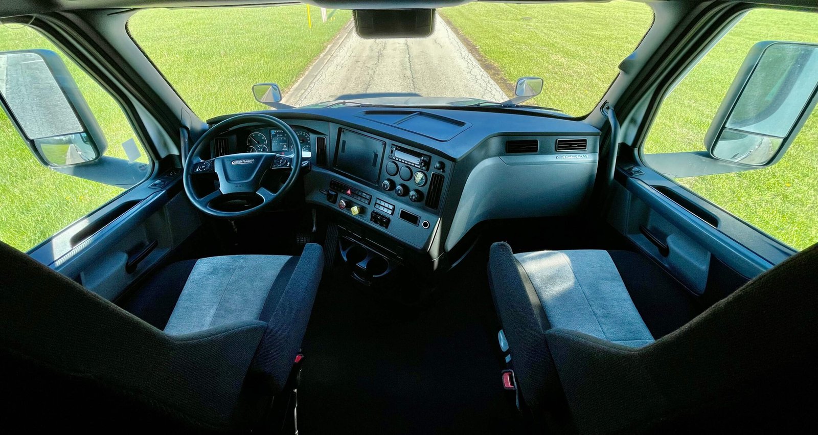 
								2022 Freightliner Cascadia full									