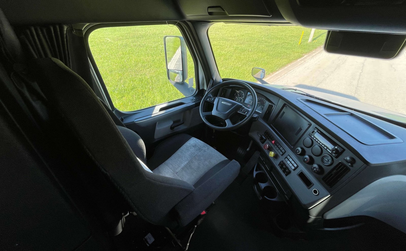 
								2022 Freightliner Cascadia full									