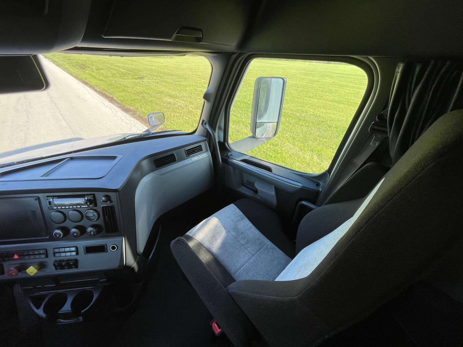 
								2022 Freightliner Cascadia full									