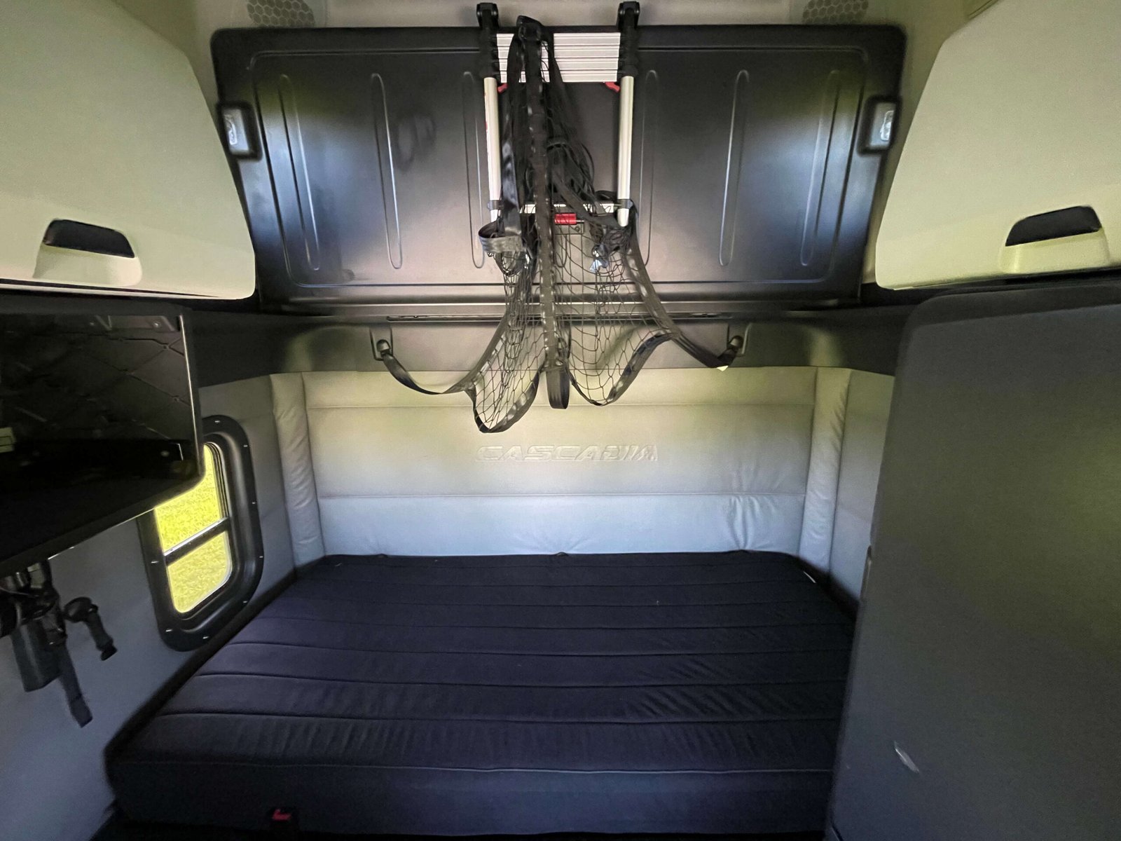 
								2022 Freightliner Cascadia full									