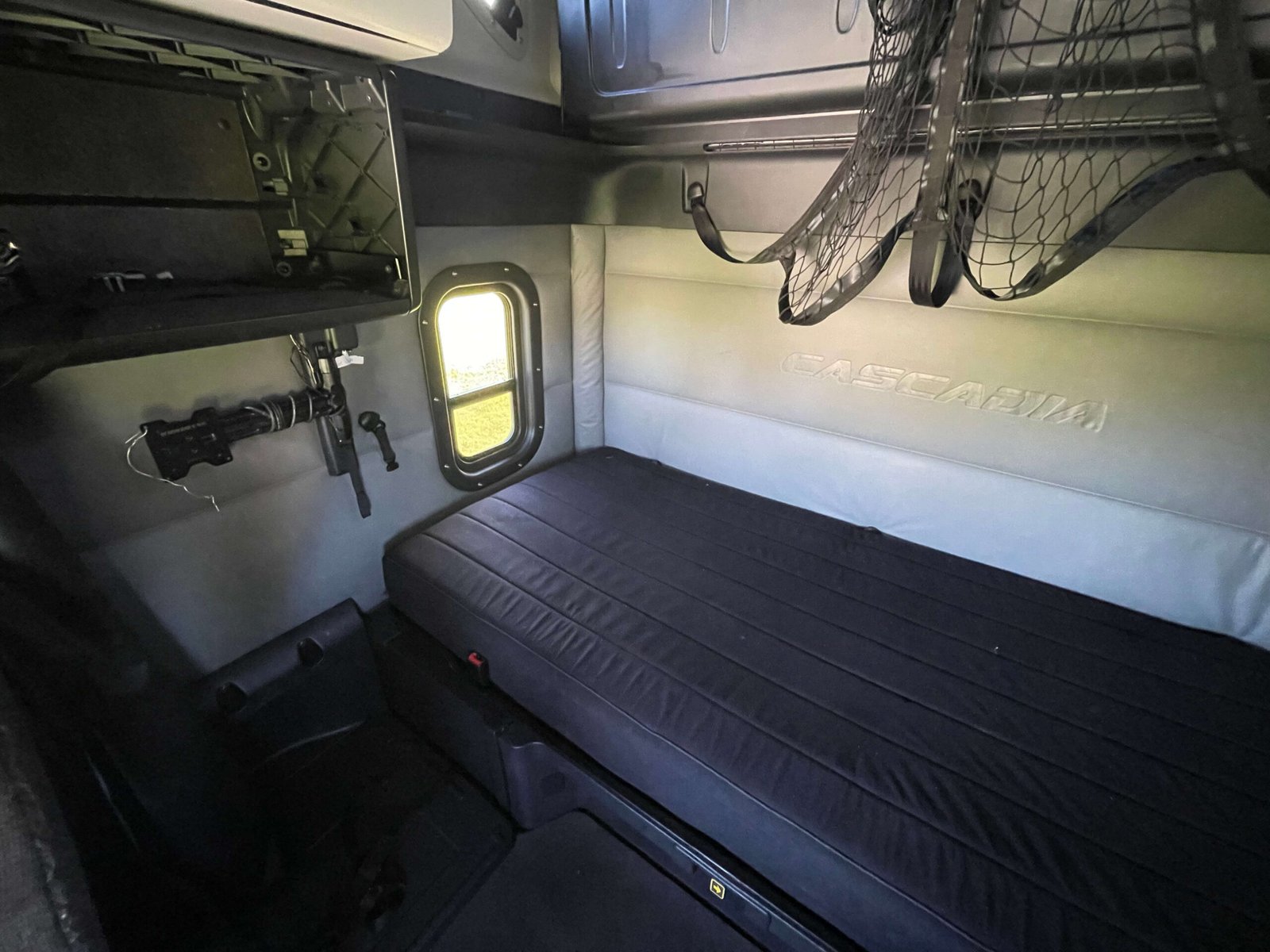 
								2022 Freightliner Cascadia full									