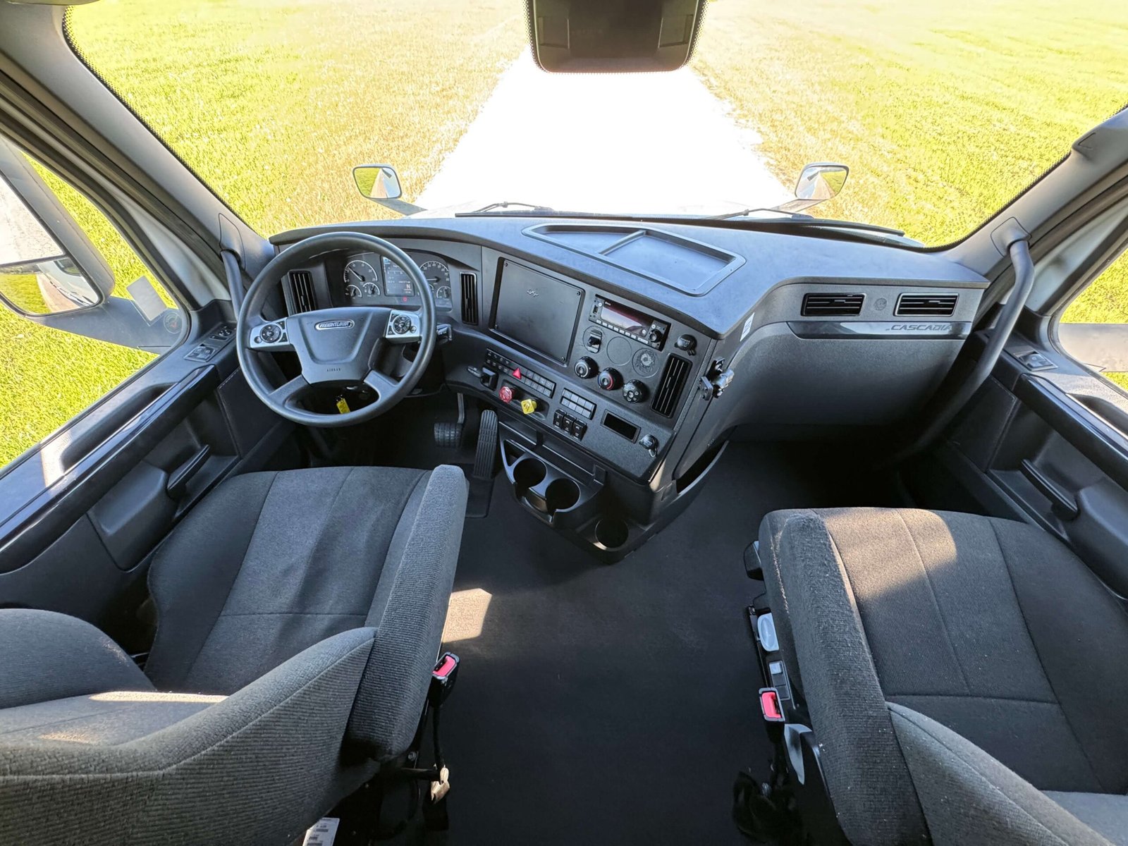 
								2023 Freightliner Cascadia full									