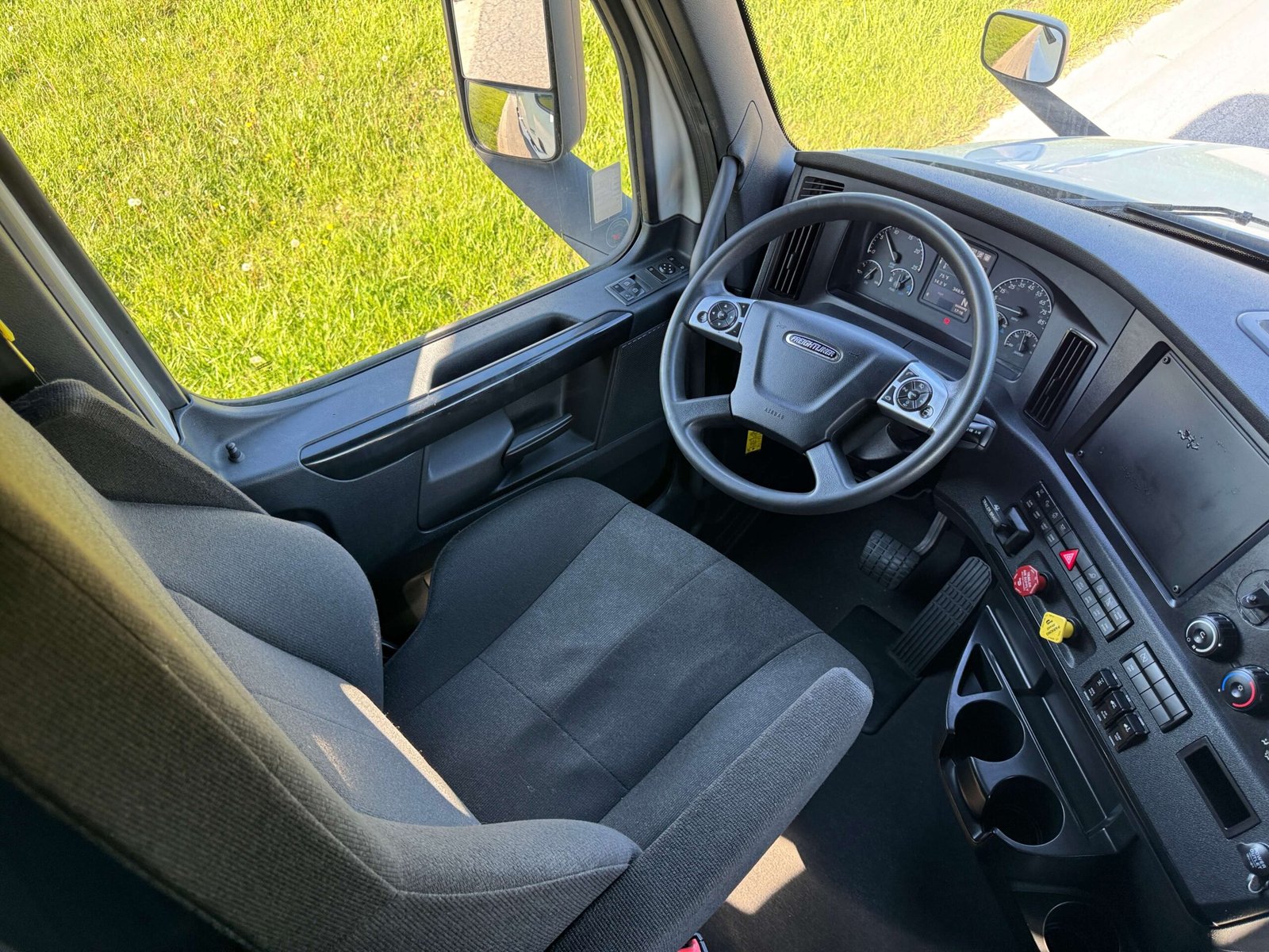 
								2023 Freightliner Cascadia full									