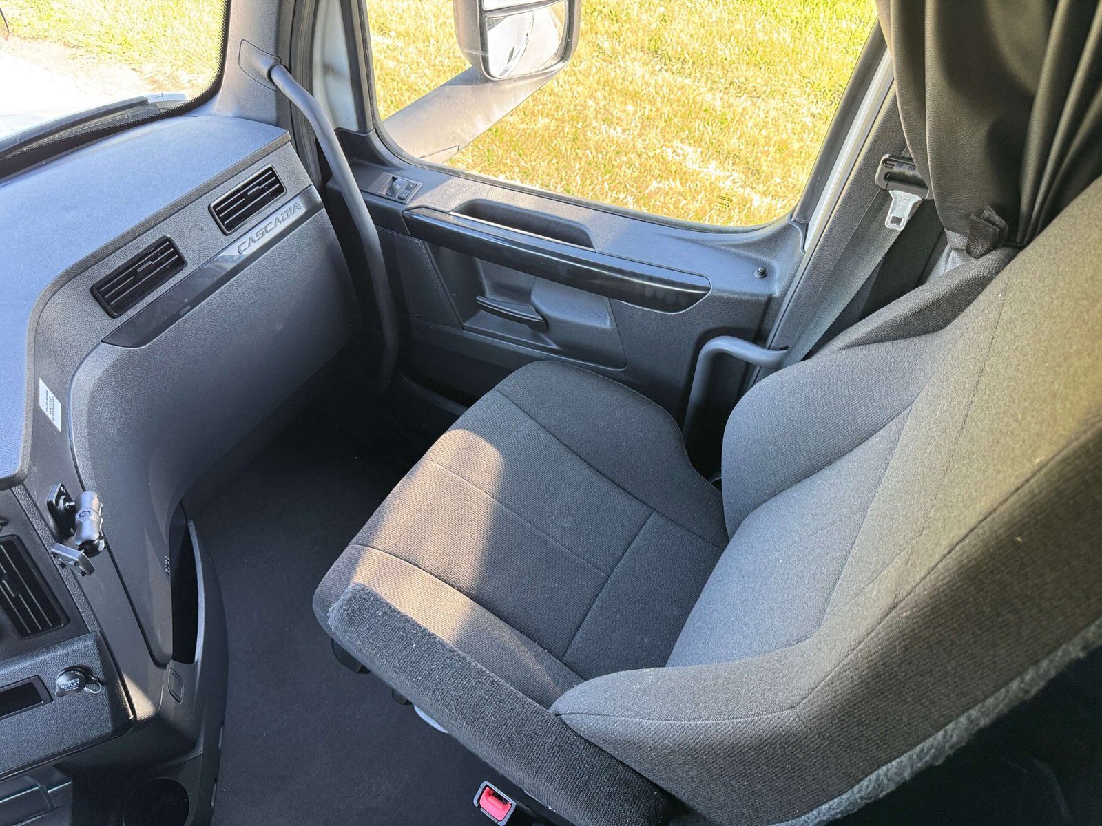 
								2023 Freightliner Cascadia full									