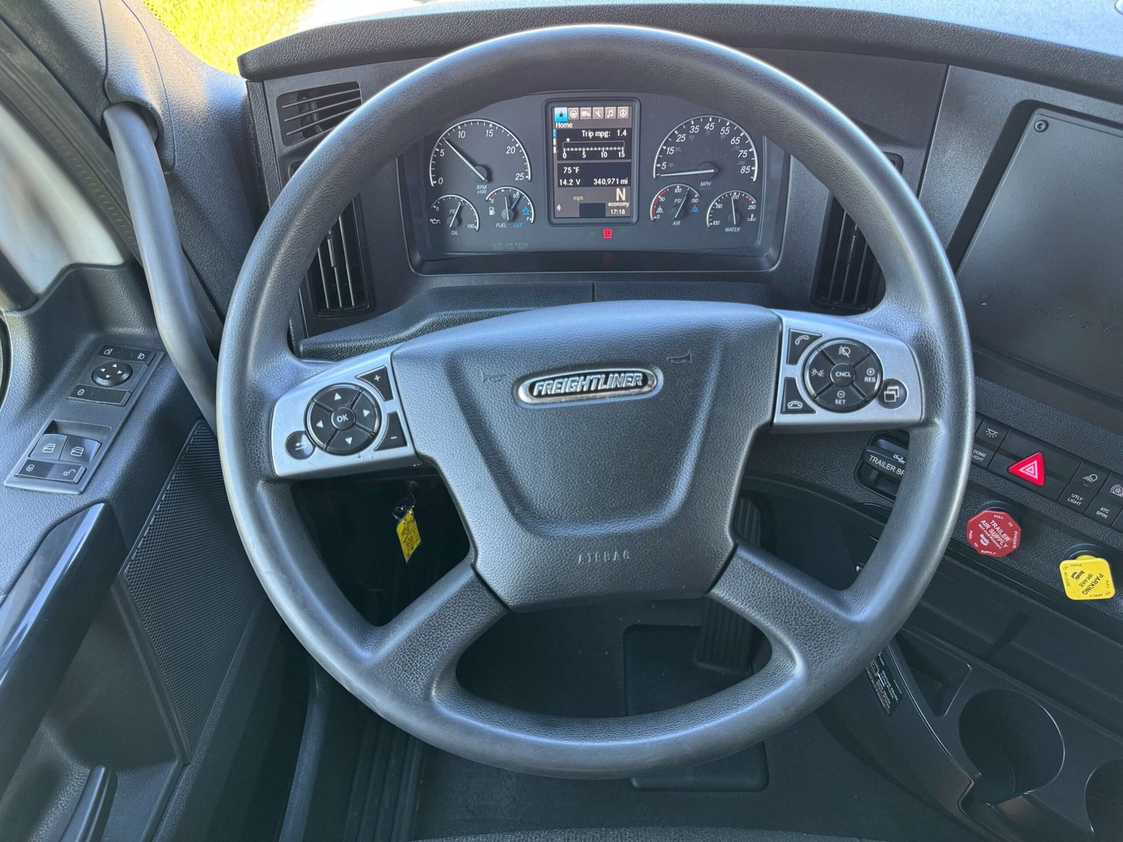 
								2023 Freightliner Cascadia full									