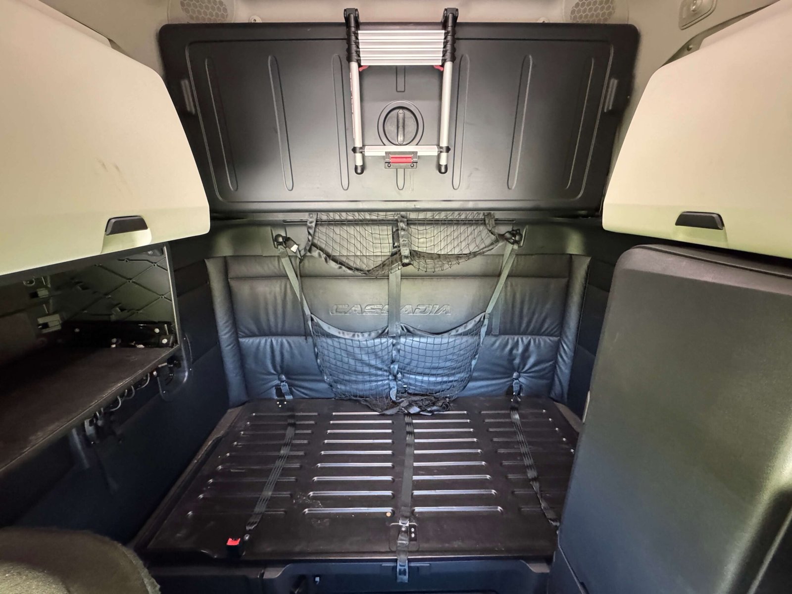 
								2023 Freightliner Cascadia full									