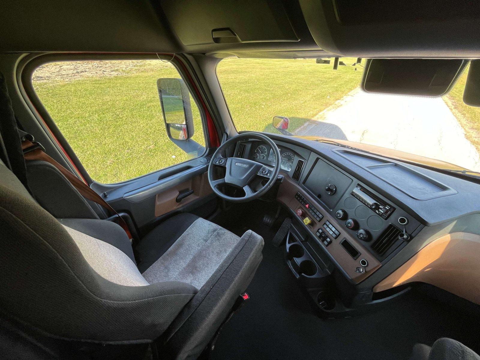 
								2021 Freightliner Cascadia full									