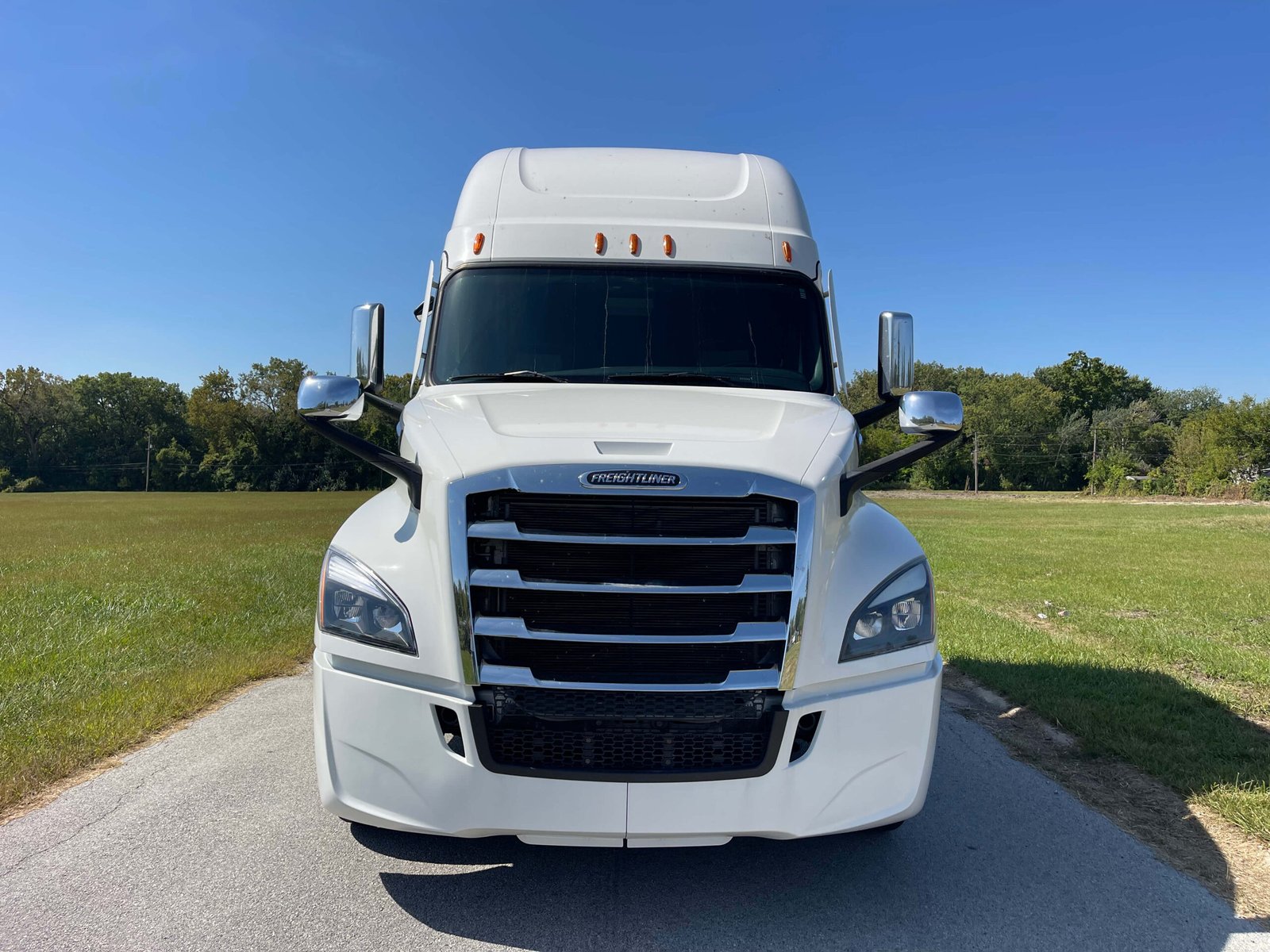 
								2022 Freightliner Cascadia full									