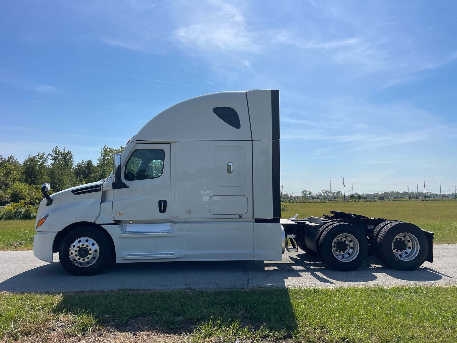 
								2022 Freightliner Cascadia full									