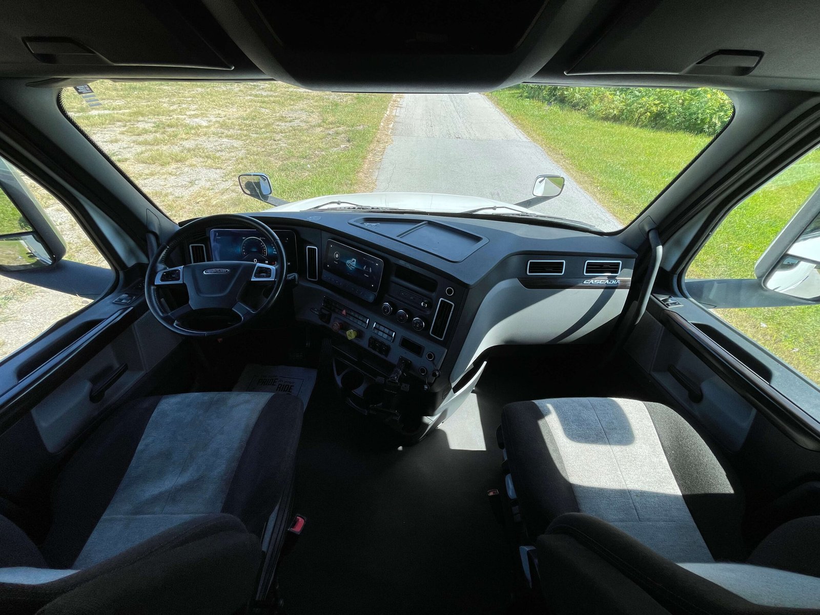 
								2022 Freightliner Cascadia full									