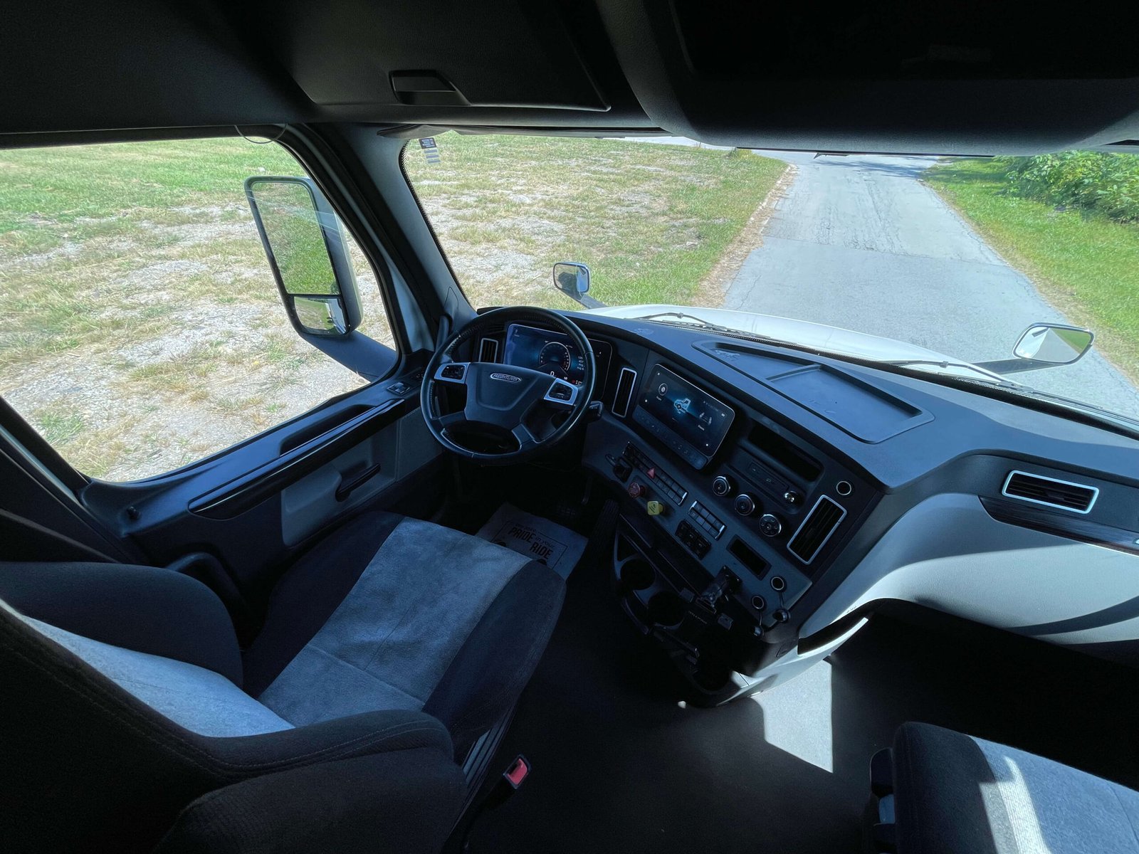 
								2022 Freightliner Cascadia full									