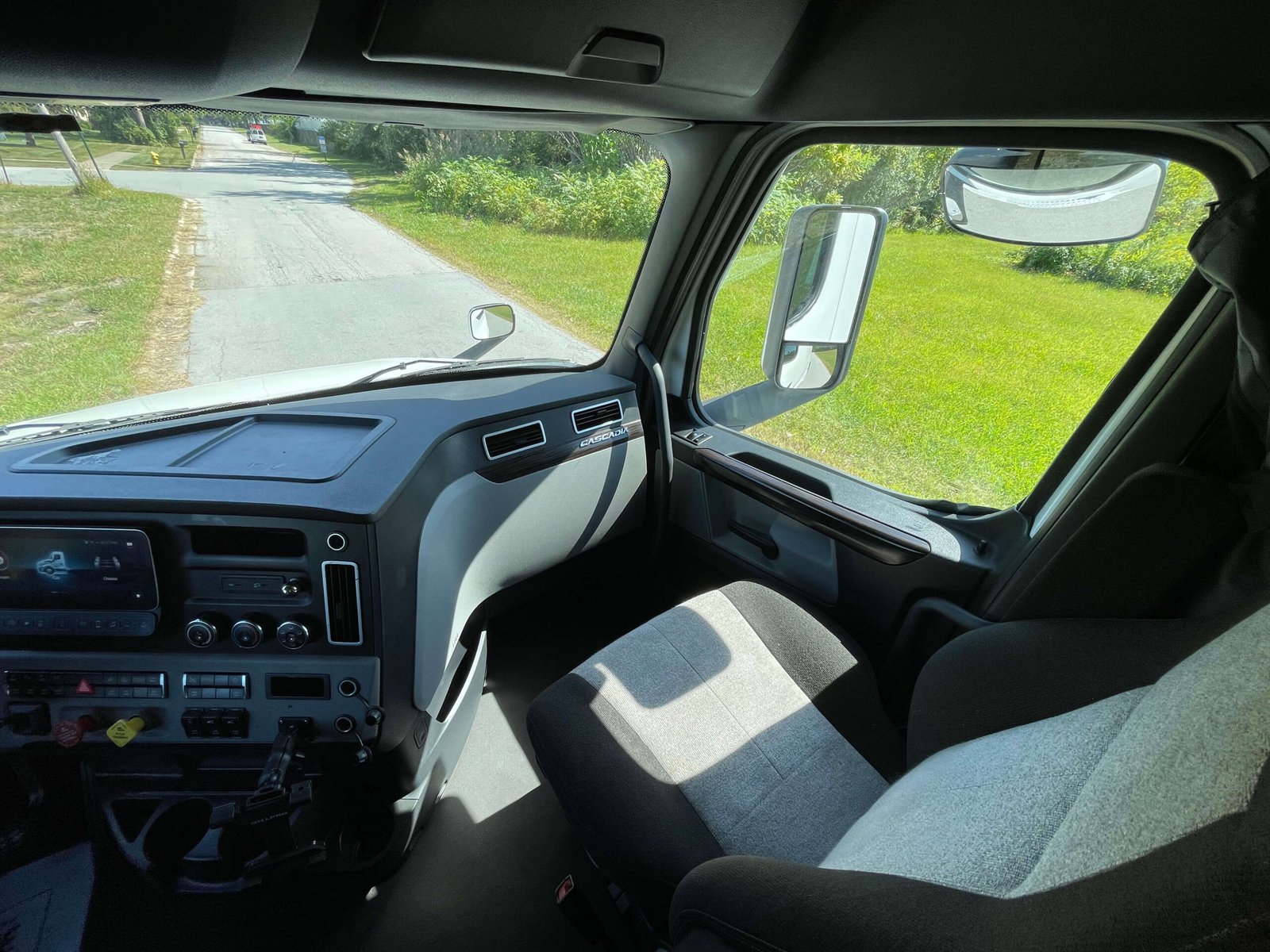 
								2022 Freightliner Cascadia full									