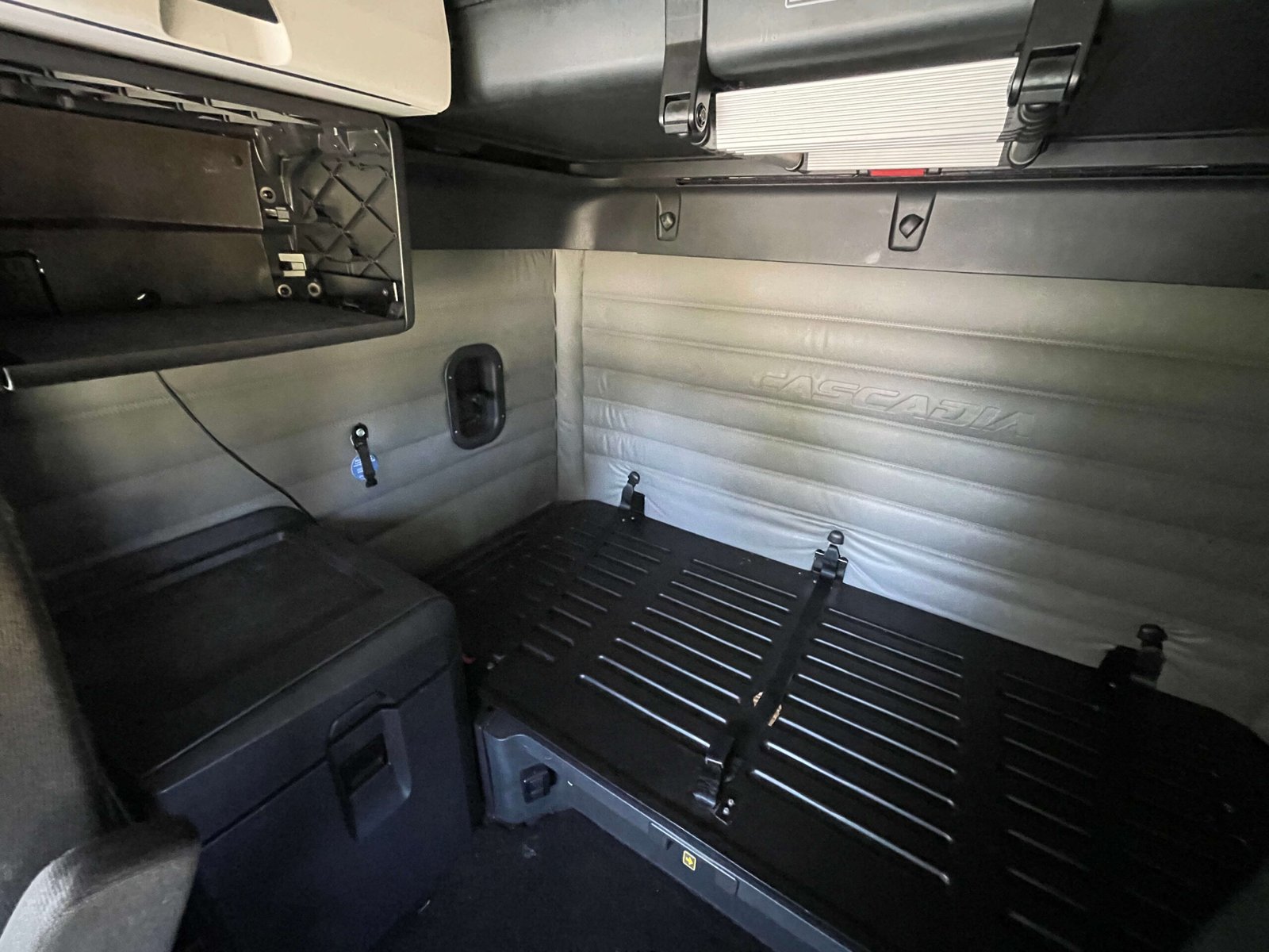 
								2022 Freightliner Cascadia full									