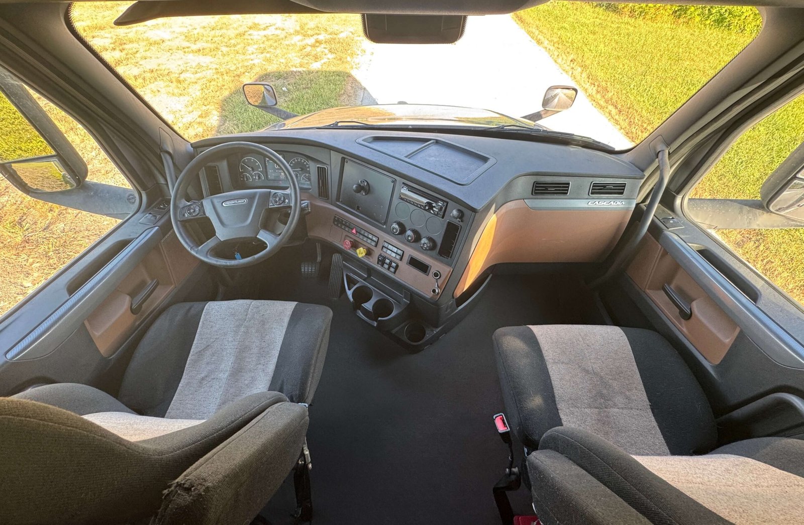 
								2021 Freightliner Cascadia full									