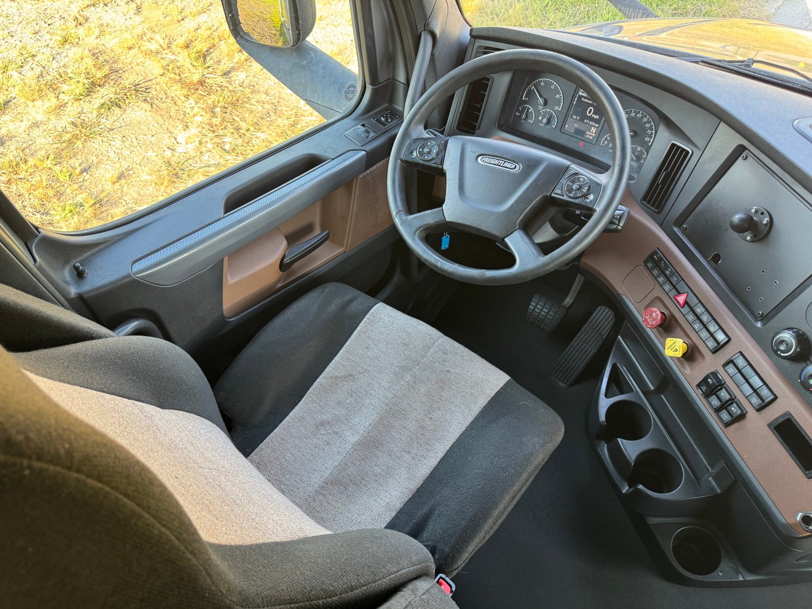 
								2021 Freightliner Cascadia full									