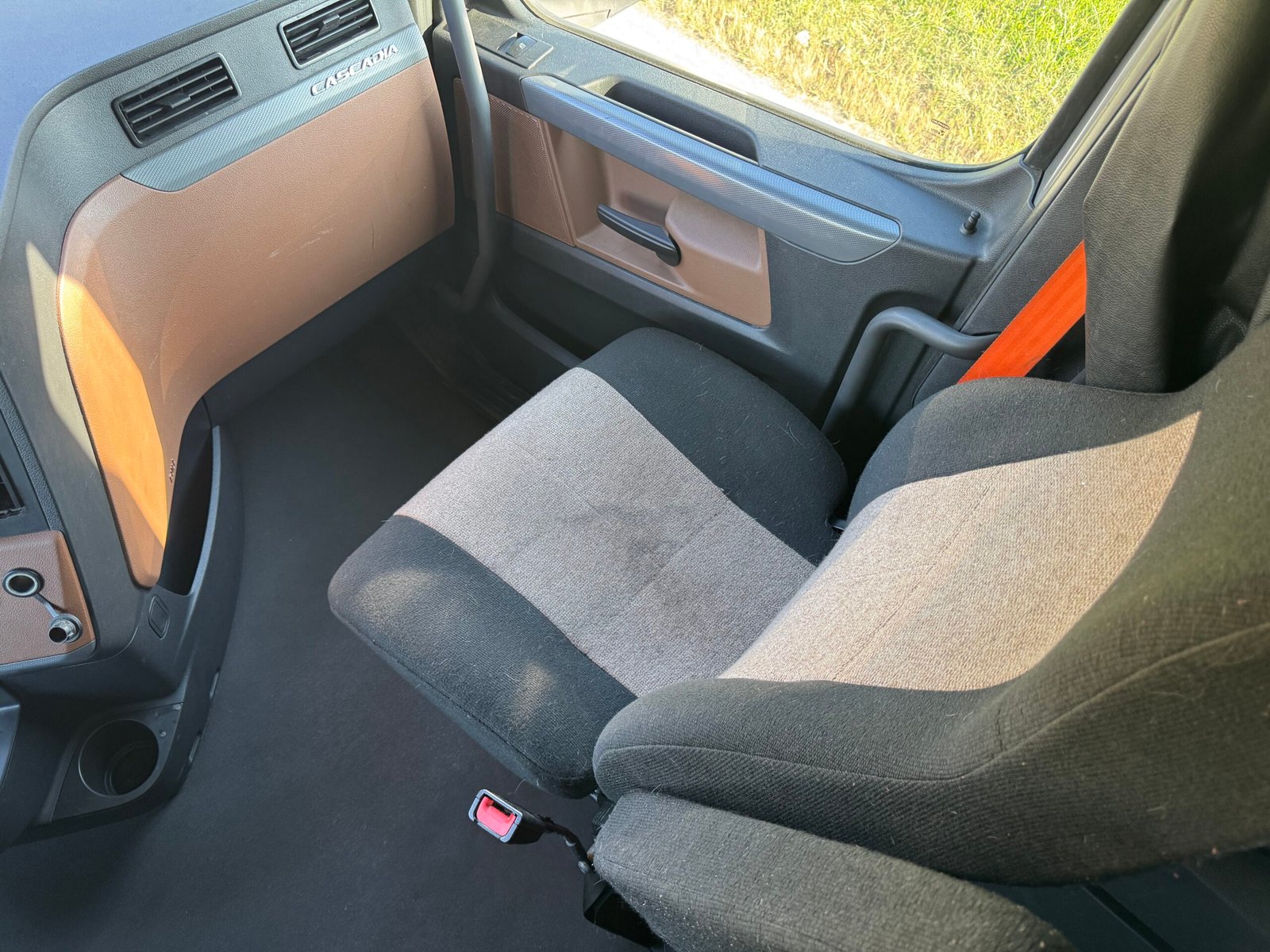 
								2021 Freightliner Cascadia full									