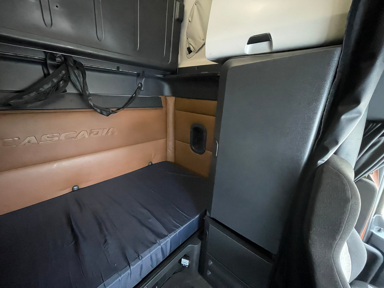 
								2021 Freightliner Cascadia full									