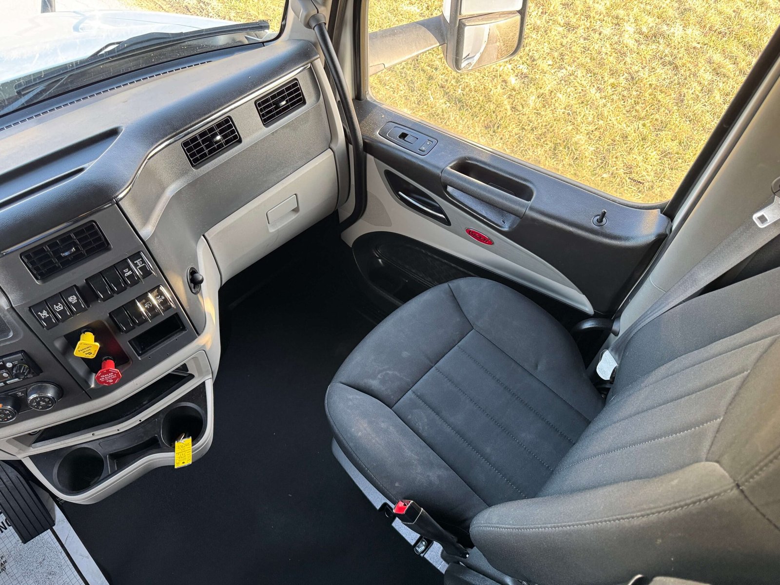 
								2022 Peterbilt 579 full									