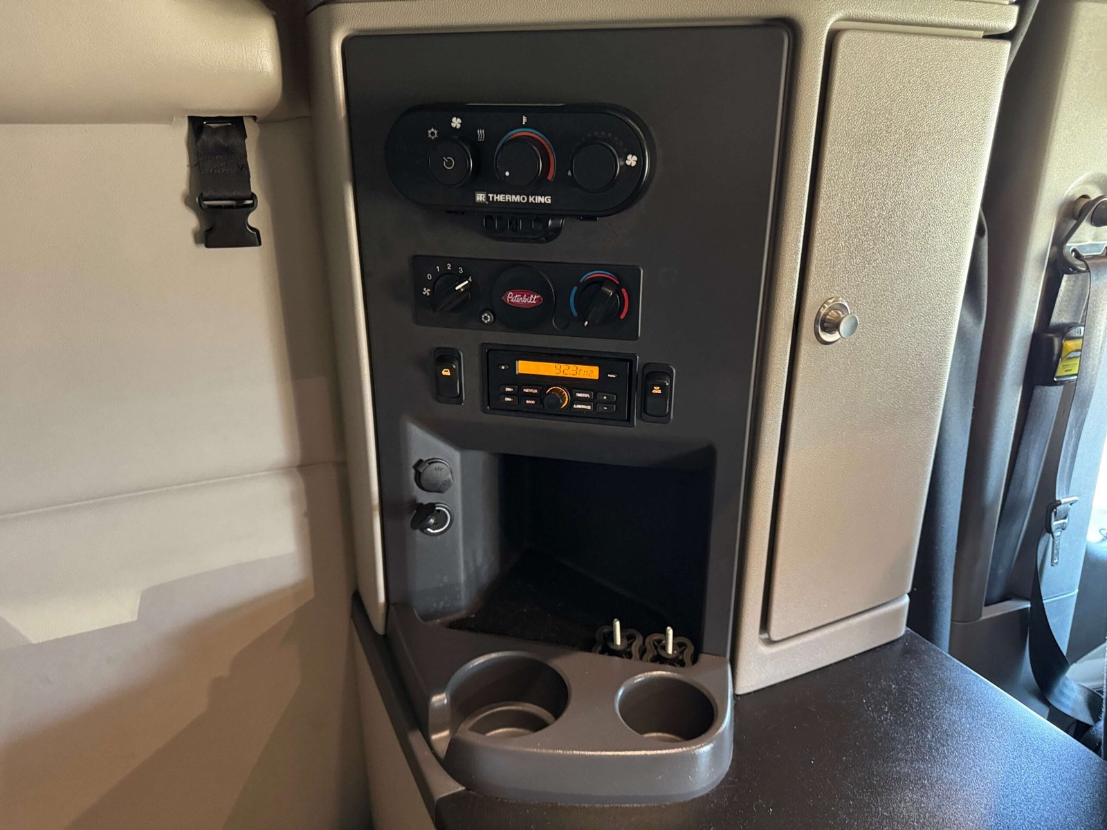 
								2022 Peterbilt 579 full									