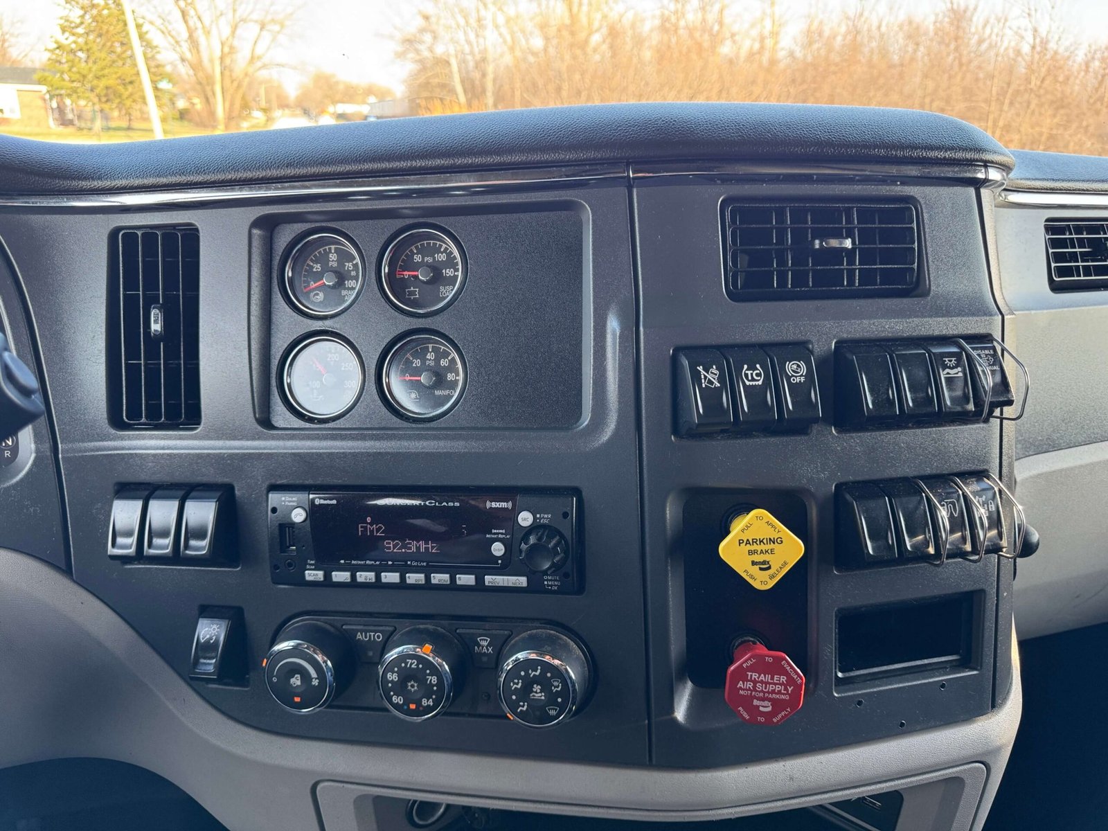 
								2022 Peterbilt 579 full									