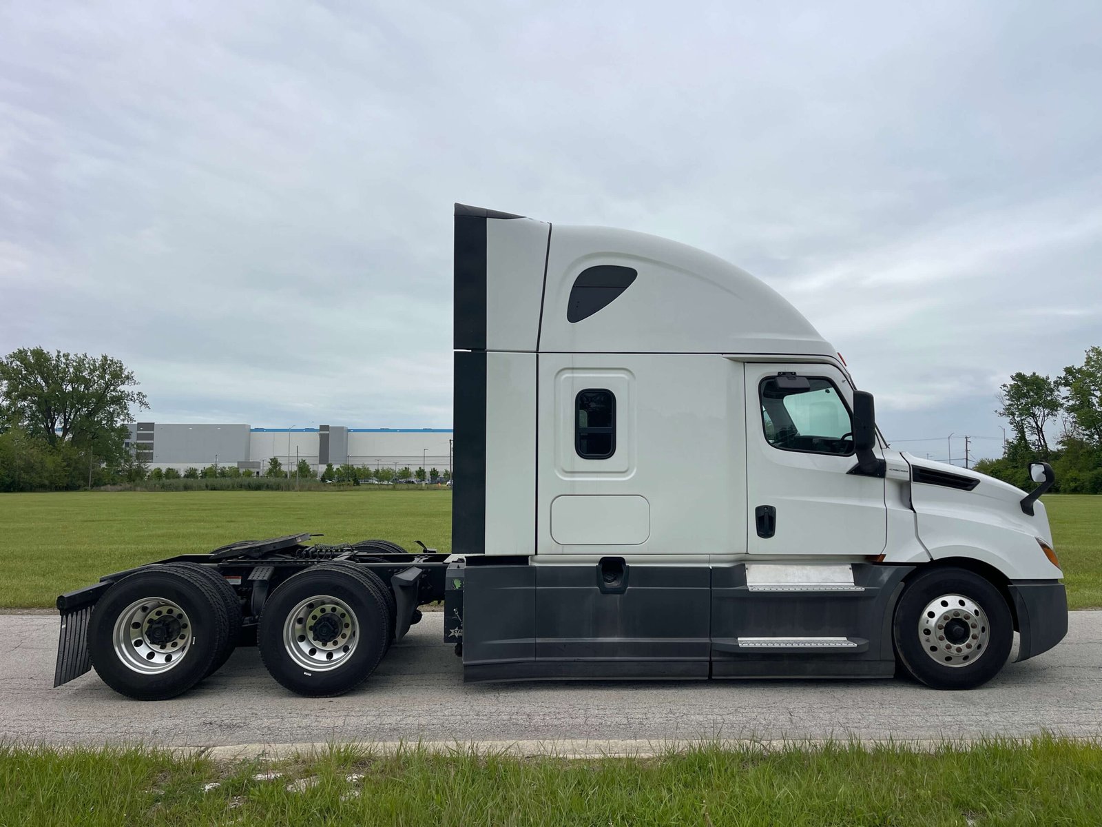 
								2022 Freightliner Cascadia full									