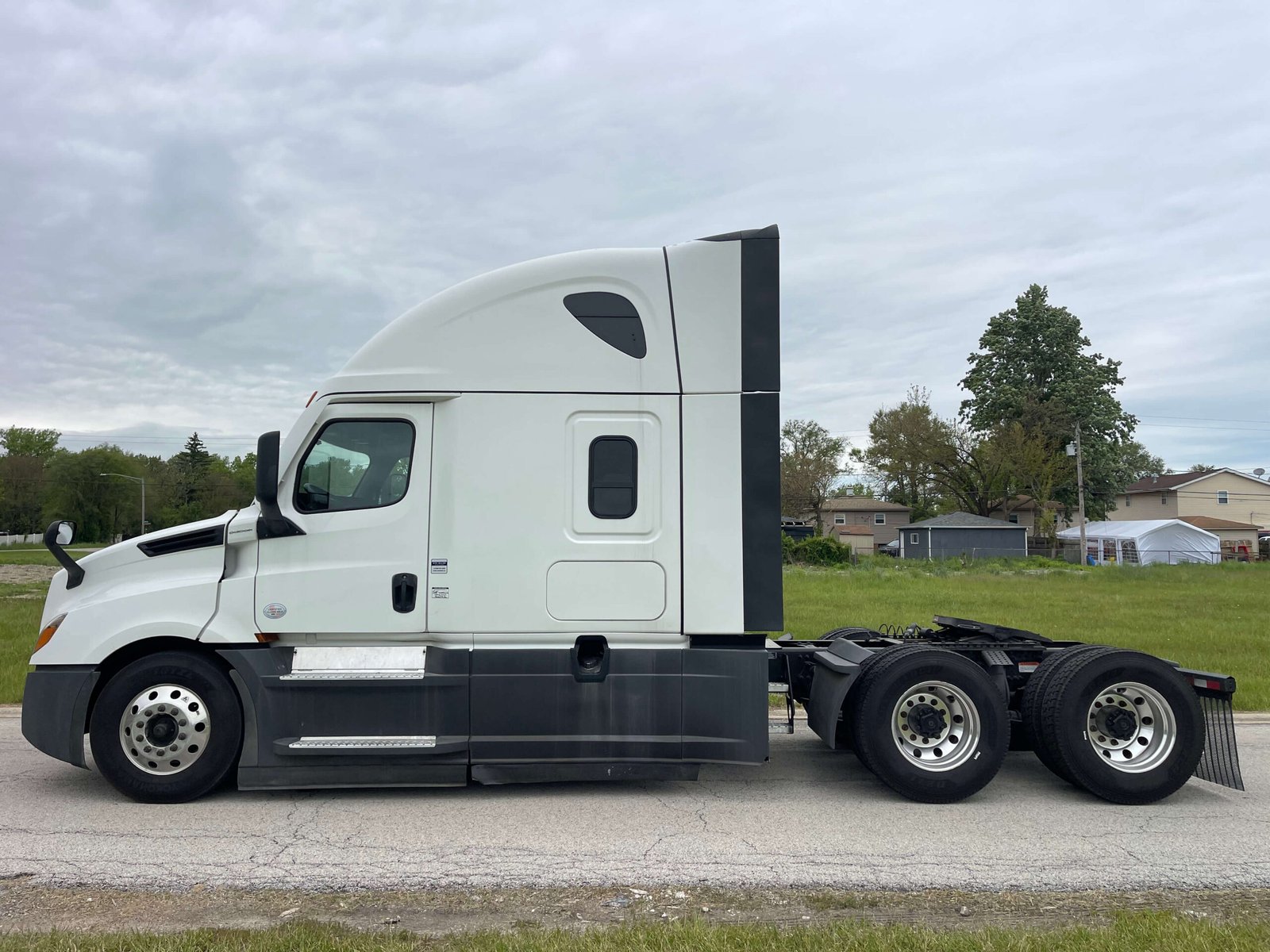 
								2022 Freightliner Cascadia full									