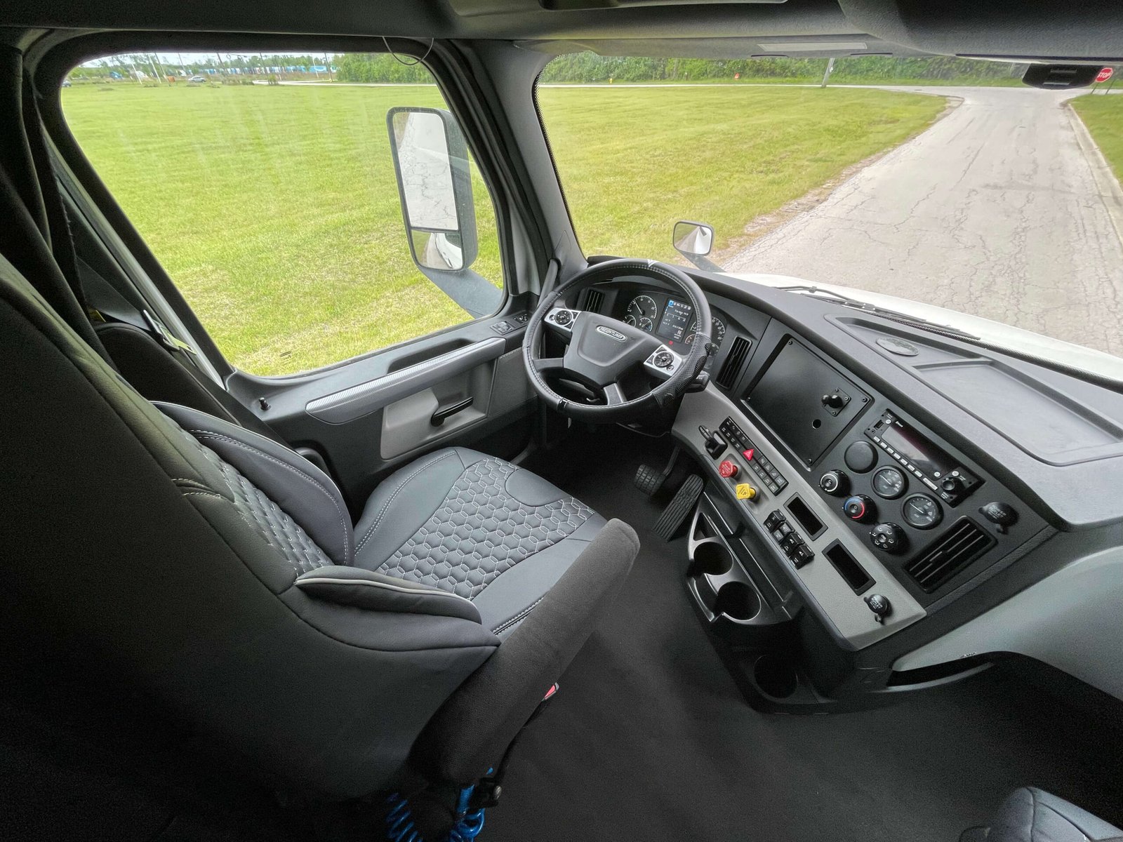 
								2022 Freightliner Cascadia full									