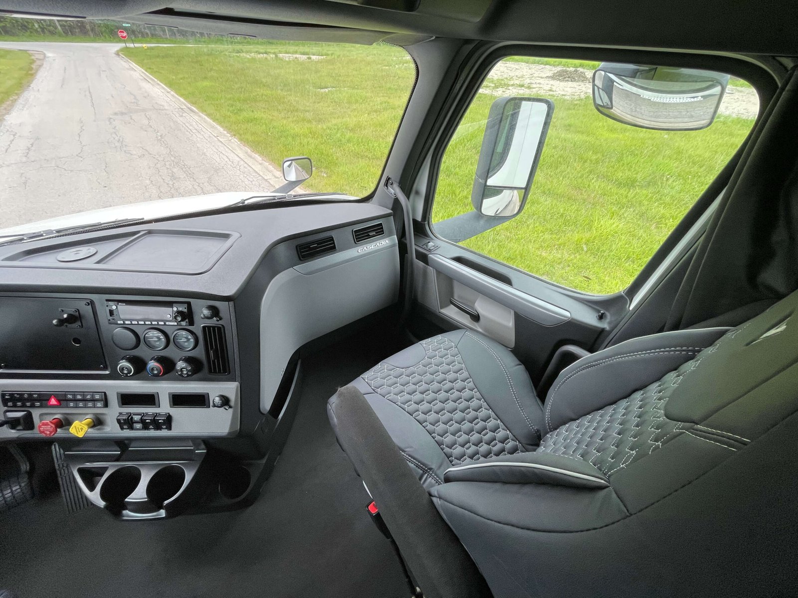 
								2022 Freightliner Cascadia full									