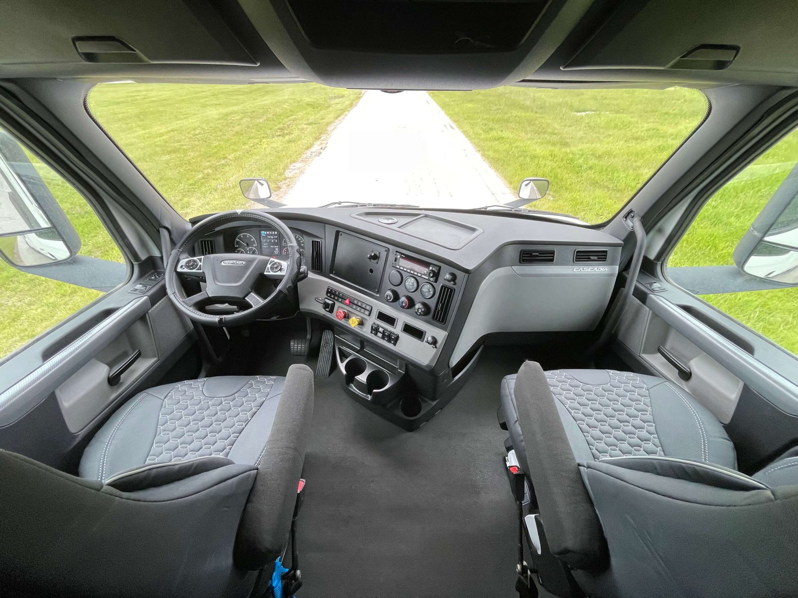 
								2022 Freightliner Cascadia full									
