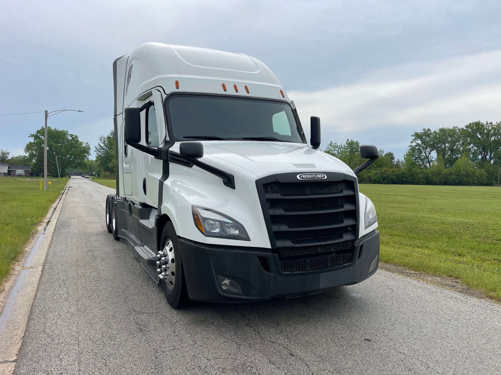 
								2022 Freightliner Cascadia full									