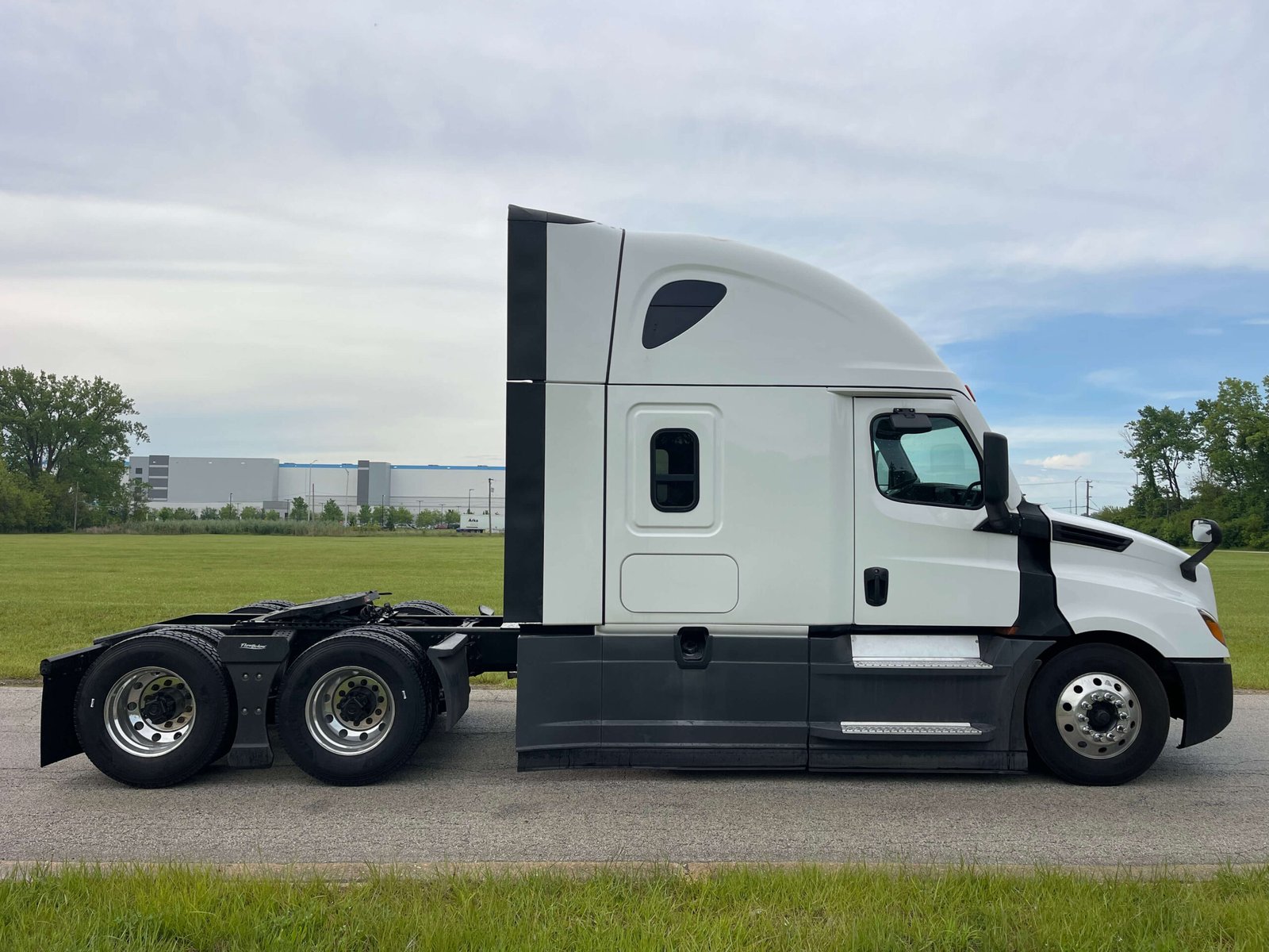 
								2022 Freightliner Cascadia full									