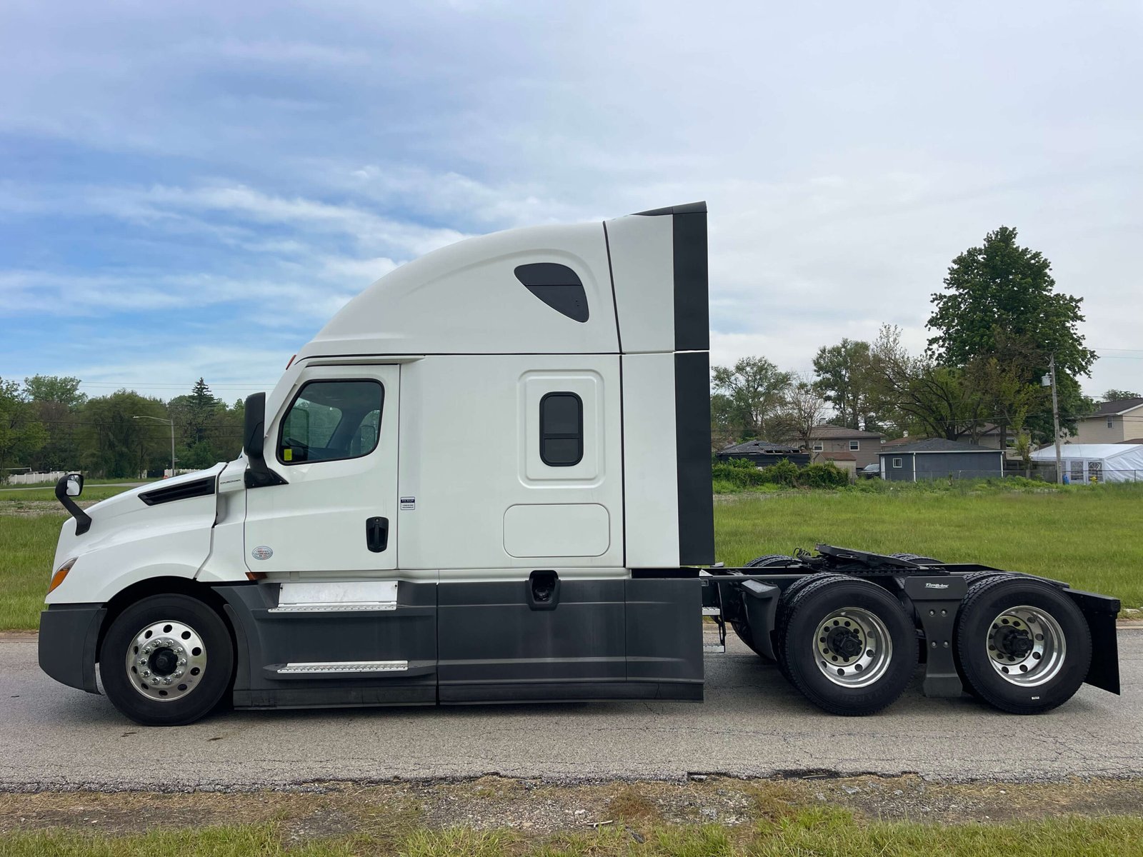 
								2022 Freightliner Cascadia full									