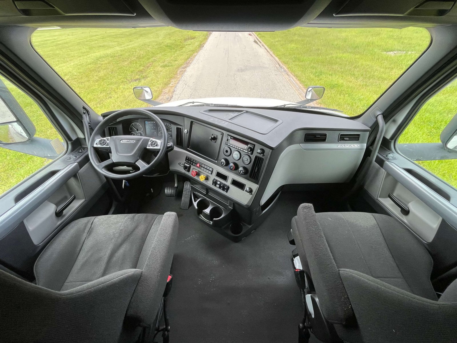 
								2022 Freightliner Cascadia full									