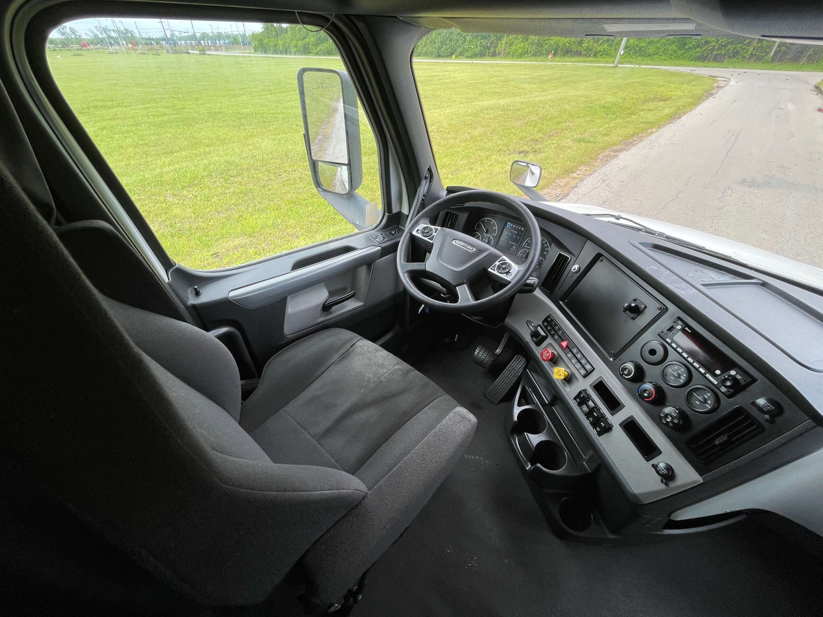 
								2022 Freightliner Cascadia full									