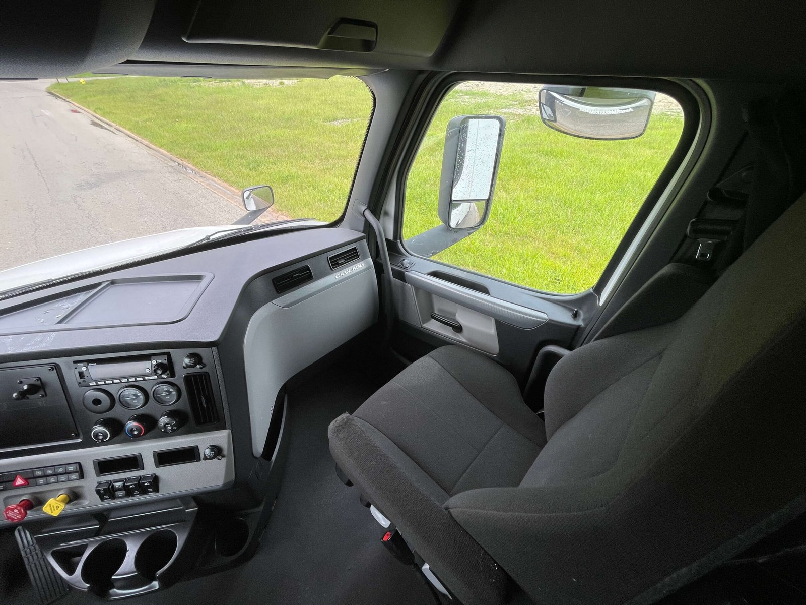 
								2022 Freightliner Cascadia full									
