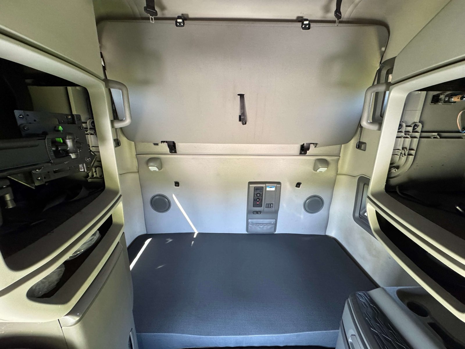 
								2022 Volvo VNL760 full									